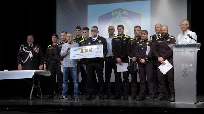 Anglès fa un donatiu de 2.000 € pel projecte 'Pels Valents' dins el marc de la Festa de la Policia Local